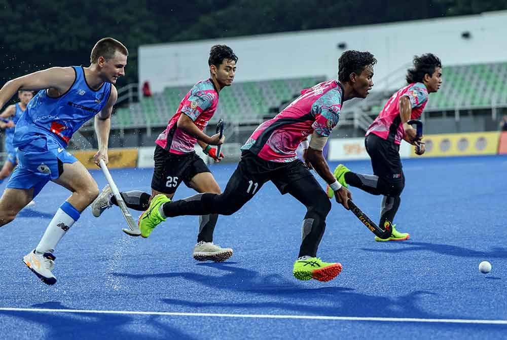 Pemain Terengganu Hockey Team, Mohamad Akhimullah Anuar Esook (tiga dari kiri) melarikan bola pemain Territory Stingers pada perlawanan akhir TNB Liga Hoki Malaysia 2025 di Stadium Hoki Nasional Bukit Jalil, pada Ahad. Foto Bernama