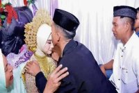 Iman Handayani terpaksa mengambil alih tempat kakaknya yang melarikan diri sehari sebelum majlis akad nikah. Foto Agensi