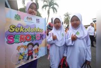 Pasangan kembar, Nur Adelia Mohd Shahrizal dan Nur Adena Mohd Shahrizal ceria hadir ke sekolah ketika tinjauan hari pertama Sesi persekolahan 2025 di Sekolah Kebangsaan Dato Wan Kemara, dekat Changlon. Foto Bernama --fotoBERNAMA(2025) HAKCIPTA TERPELIHARA