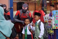 Murid SK Dato’ Wan Kemara tidak melepaskan peluang bergambar bersama watak adiwira Spiderman pada Ahad.