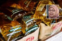 KPDN akan memastikan bekalan minyak masak peket mencukupi untuk diagihkan kepada rakyat di Sabah. Gambar kecil: Fuziah