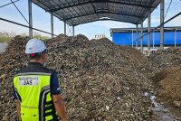 Pegawai penguat kuasa JAS melihat timbunan sisa e-waste yang di sebuah kilang di Sungai Siput pada Ahad.