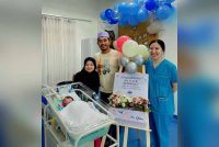 Norazlina dan Ahmad Zaidi bersama cahaya mata sulung mereka yang kelahirannya ditunggu sejak 20 tahun lalu.