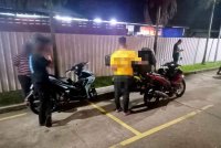 Dua remaja yang melalukan aksi &#039;wheelie&#039; ditahan polis di kilometer 83.9 Jalan Kluang - Kota Tinggi, dalam Operasi Samseng Jalan di Kluang. - Foto IPD Kluang