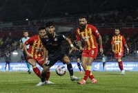 Tonggak PDRM, Muhammad Fakhrul Azim Mohd Zul Pathah (tengah) cuba melepasi halangan dua pemain Selangor pada perlawanan akhir pertama Piala Cabaran di Petaling Jaya.