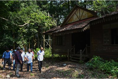 Pengerusi Lembaga Kemajuan Terengganu Tengah (KETENGAH), Datuk Seri Ahmad Said (dua dari kanan) meninjau Resort Pulau Petang yang rosak dan terbengkalai semasa melakukan lawatan pada Ahad. Foto Bernama