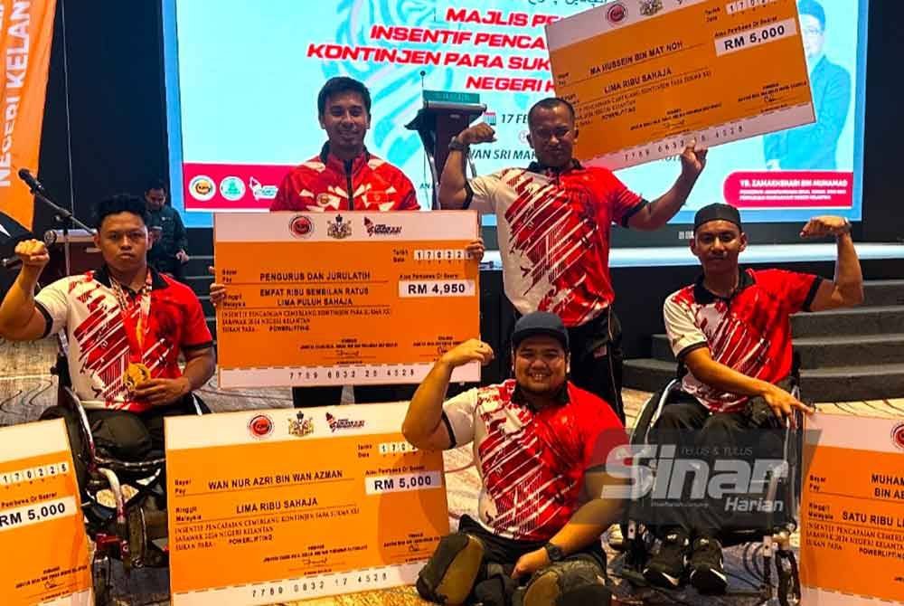 Barisan atlet para Sukma sukan angkat berat yang menerima insentif pada Isnin.- FOTO SINAR HARIAN-ADILA SHARINNI WAHID