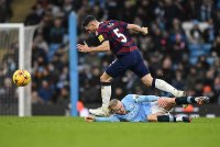 Pertahanan Newcastle United, Fabian Schar melompat melepasi halangan Haaland semasa perlawanan Liga Perdana Inggeris, Manchester City menentang Newcastle United di Stadium Etihad. Foto: AFP