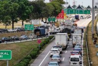 Orang ramai kini kian terbiasa dengan hiruk-pikuk kota. Gambar hiasan