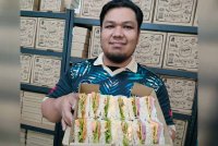 Mohammad menunjukkan sandwic yang ditawarkan La Nuestra Kitchen SP.