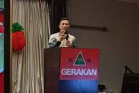 Mohamed Azmin ketika berucap dalam Majlis Makan Malam Sempena Tahun Baru Cina 2025 di Restoran Palm Grove di sini, pada Ahad.