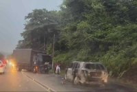 Kemalangan antara sebuah kereta dan trak polis di Jalan Bukit Cherakah, Klang awal pagi Isnin. Foto tangkap layar video pengguna media sosial