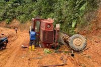 Keadaan lori yang terbalik dipercayai hilang kawalan semasa melalui selekoh di jalan Kampung Panggung Lalat, Gua Musang pada Ahad. - FOTO: PDRM