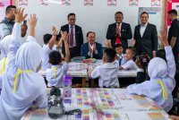 Anwar melakukan lawatan mengejut ke Sekolah Kebangsaan Kampung Baru, pada pagi Isnin.