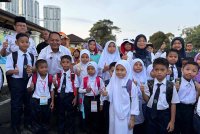 Aznan bergambar bersama pelajar SK Seri Kota Putri 4, Pasir Gudang, pada Isnin.