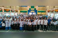 Sebahagian pelajar di SMK Felda Lurah Bilut bergambar kenangan sempena program First Day at School Peringkat Negeri Pahang bergambar kenangan dengan Amizar, Mohamad Noor dan Ahmad Zamri.