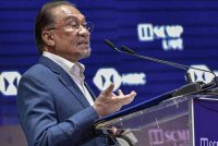 Anwar berucap pada Persidangan China Asia Tenggara di sebuah hotel pada Isnin. Foto Bernama