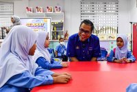 Mohd Hanafiah beramah mesra dengan murid baharu sempena hari pertama sesi pembelajaran di Tabika Kemas Taman Politeknik pada Isnin. Foto Bernama