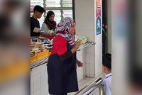 Video memaparkan gaya &#039;acik kantin&#039; memberi penerangan kepada murid seperti lagak seorang guru besar menjadi tular di media sosial.