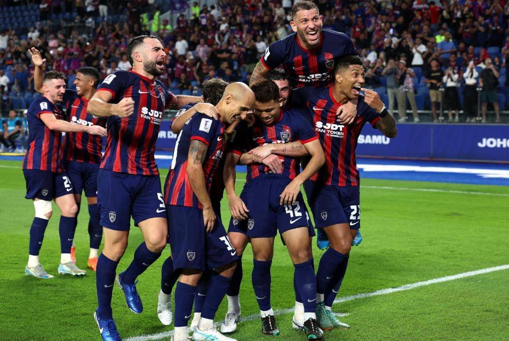 Pemain JDT, Arif Aiman meraikan jaringan dengan rakan-rakan ketika menentang Pohang Steelers FC pada perlawanan Liga Juara-Juara Asia Elite (ACLE) di Stadium Sultan Ibrahim, pada Selasa. Foto Bernama