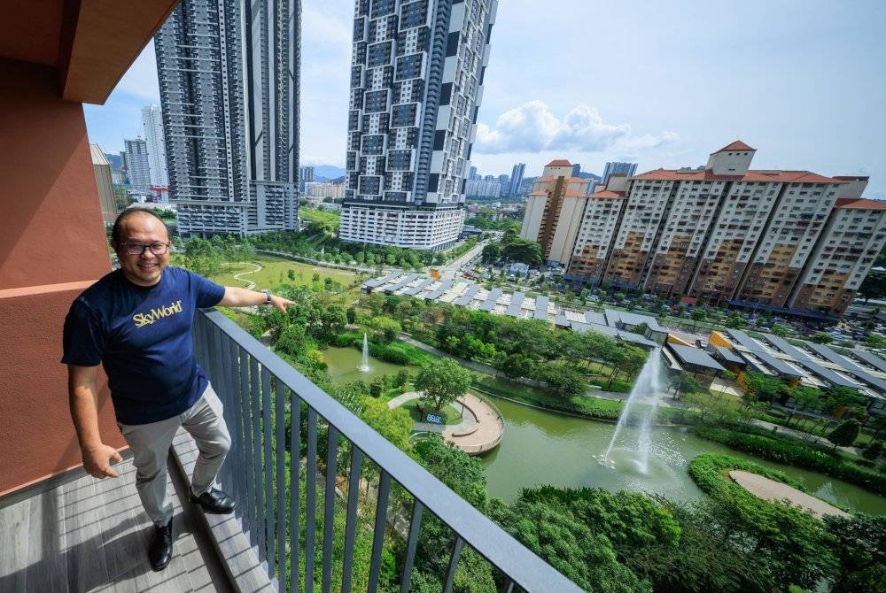 Chee Seng menunjukkan unit pemandangan taman yang menghadap ke SkySanctuary Central Park.