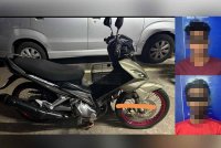 Motosikal dirampas ketika serbuan. Suspek (kanan) dipercayai terlibat dalam kes kecurian motosikal di Kluang. - foto IPD Kluang