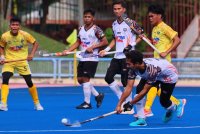 Pemain Terengganu Hockey Team (THT) Muhammad Arif Syafie membuat percubaan gol ketika menentang Armed Forces HT pada pusingan suku akhir Liga Premier Hoki Malaysia Tenaga Nasional Berhad (TNB) 2025 di Stadium Hoki Tun Razak Jalan Duta, pada Selasa. Foto Bernama