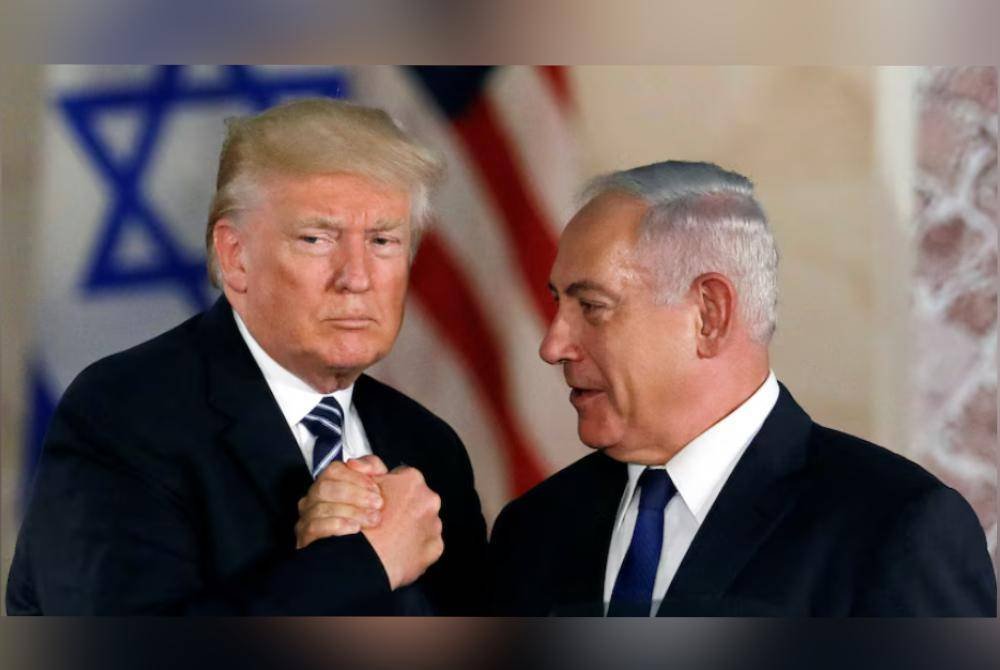 Trump (kiri) membuat penghantaran itu selepas beliau bertemu Netanyahu di Washington pada awal bulan lalu. Foto Agensi