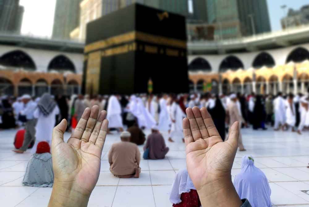 
UMRAH Ramadan bukan sekadar ibadah fizikal, tetapi juga satu perjalanan rohani yang mampu membawa perubahan besar dalam kehidupan seseorang, baik dari segi spiritual mahupun material. -Foto: CANVA