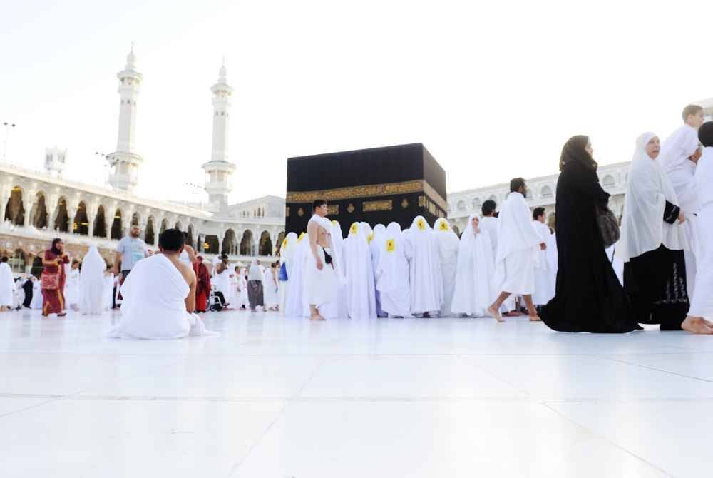 MENUNAIKAN umrah dalam bulan Ramadan bukan sahaja menjanjikan pahala yang besar, tetapi turut mengundang keberkatan luar biasa. -Foto: CANVA