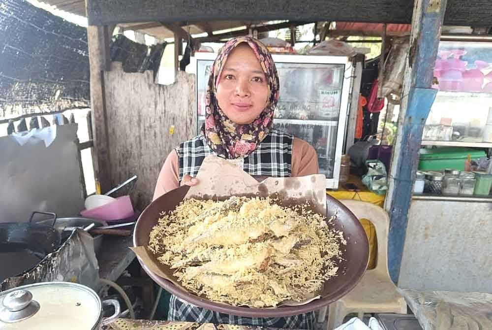 Niat bersedekah, peniaga jual ikan celup tepung RM1 seekor