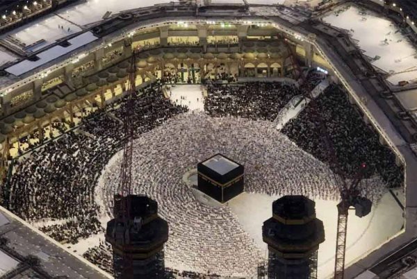 Kerajaan Arab Saudi telah mengeluarkan larangan penggunaan kamera untuk merekod jemaah yang menunaikan solat tarawih. - Agensi