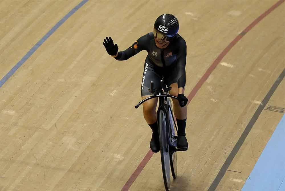 Pelumba berbasikal trek negara Nurul Izzah Izzati Mohd Asri ketika beraksi dalam acara akhir 1KM Time Trial wanita elit sempena Kejohanan Berbasikal Trek Asia (ATC) 2025 di Velodrom Nasional pada Rabu. Foto Bernama