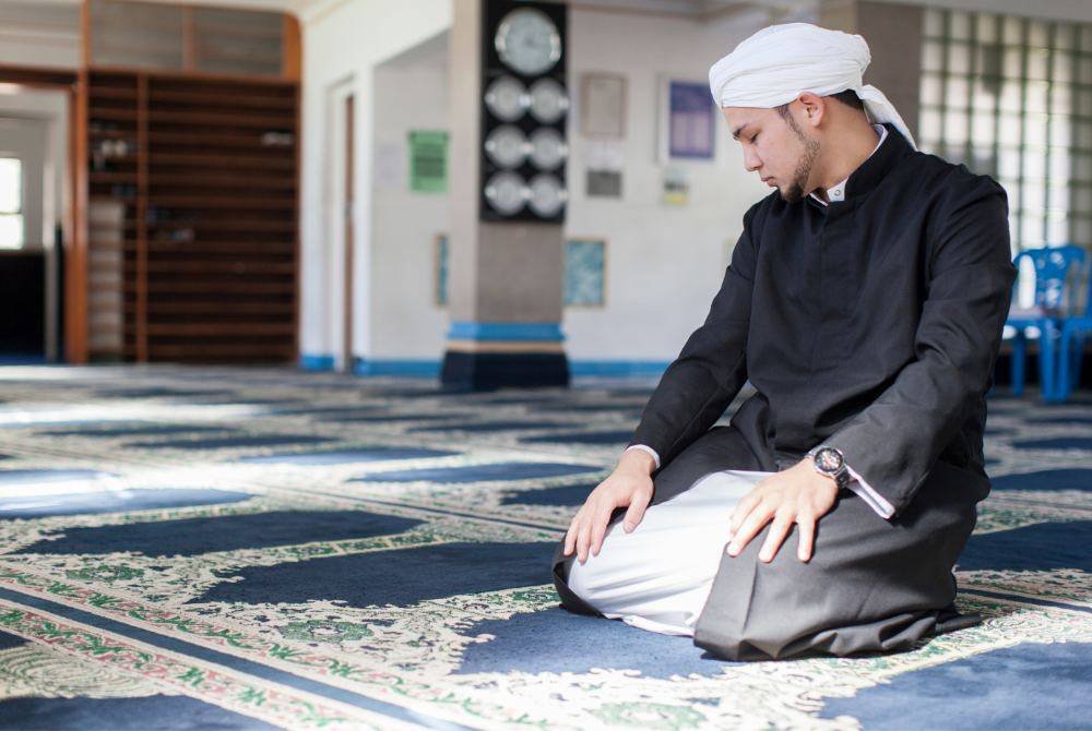 KUALITI solat dapat dipertingkatkan dengan memahami makna dalam bacaan solat. Foto CANVA