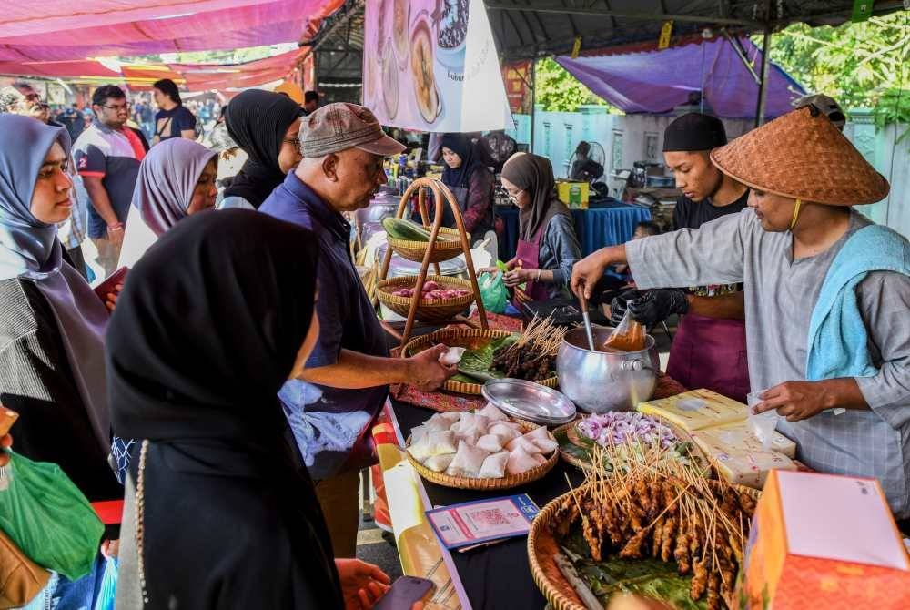 BEKERJA sendiri merupakan sebaik-baik pekerjaan dan Rasulullah SAW memuji peniaga yang jujur serta amanah. Foto Bernama