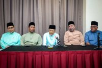 Dr Mahathir (tengah) ketika dalam sidang media Majlis Iftar Bersama Anak-anak Yatim dan Asnaf anjuran Yayasan Amal Malaysia Cawangan Selangor di sebuah hotel pada Sabtu.