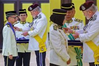 Yang di-Pertuan Agong Sultan Ibrahim berkenan mengurniakan Darjah Kebesaran Panglima Mahkota Wilayah (PMW) yang membawa gelaran Datuk kepada Fahmi dan Darjah Kebesaran Seri Mahkota Wilayah (SMW) yang membawa gelaran Datuk Seri kepada Dr Zaliha di Balairung Seri, Istana Negara, pada Jumaat. Foto Bernama