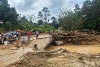 Kesan banjir kilat yang melanda di Pos Sinderut pada Sabtu. - Foto: APM