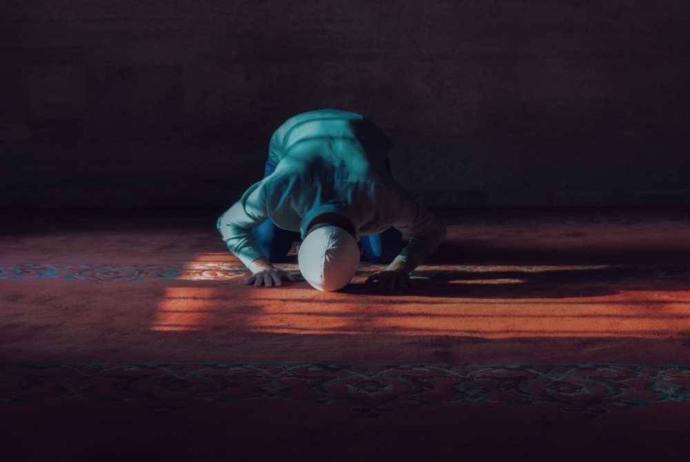 CAHAYA bukanlah syarat, rukun atau kewajipan, tetapi jika kegelapan menjadi sumber ketakutan yang mengganggu konsentrasi dan kekhusyukan solat, maka sembahyang dalam keadaan itu adalah makruh. -Foto: CANVA