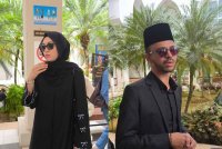 Afreena (kiri) yang memakai jubah berwarna hitam dan Along Cham hadir ke Mahkamah Rendah Syariah Sepang pada Isnin bagi permohonan lafaz cerai secara taklik difailkan Along Cham.