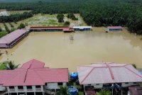 APM menugaskan kira-kira 2,000 anggota bagi membantu mangsa banjir di Sabah dan Sarawak.