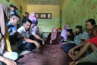 Syed Hussien (tiga kiri) melawat keluarga yang menghuni rumah yang videonya tular dipenuhi sampah.