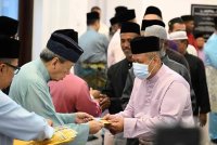 Sultan Selangor menyerahkan sumbangan kepada salah seorang penerima semasa Majlis Berbuka Puasa bersama rakyat di Masjid Raja Lumu di sini pada Isnin.