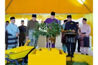 Sultan Nazrin (tengah) menyempurnakan penanaman pokok bunga tanjung sebagai simbolik perasmian Masjid Tuminah Hamidi di sini, pada Isnin.