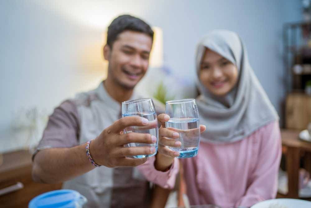 SEKURANG-KURANGNYA minum seteguk air pada waktu sahur sudah dikira bersahur. -Foto: CANVA