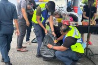 Anggota MPPn menyita bunga api dan mercun selepas peniaga didapati melanggar syarat lesen di bazar Ramadan. Foto MPPn