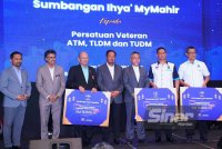 Adly (tiga dari kanan) dan Timbalan Menteri KESUMA, Abdul Rahman (empat dari kanan) ketika menyampaikan sumbangan Ihya&#039; MyMahir kepada Persatuan Veteran TDM, TLDM dan TUDM pada Sesi Libat Urus dan Bengkel Strategik Vateran MyWira di sebuah hotel di sini pada Isnin. FOTO SINAR HARIAN/MOHD HALIM ABDUL WAHID