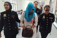 Shaminee (tengah) mengaku tidak bersalah atas dua pertuduhan menipu dua individu membabitkan kerugian RM48,000 tahun lalu, di Mahkamah Sesyen Johor Bahru pada Selasa.