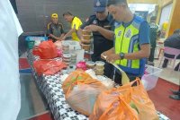 Pegawai MBDK mengumpul makanan untuk diagihkan kepada penduduk ketika Program MYSaveFood Bazaar Ramadan di Jalan Sri Sarawak, Taman Sri Andalas, Klang pada Selasa.