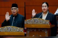 Senator Prof Datuk Dr Mohammad Redzuan Othman dan Senator Tiew Way Keng mengangkat sumpah jawatan di hadapan Yang Dipertua Dewan Negara, Datuk Awang Bemee Awang Ali Basah ketika Mesyuarat Pertama Penggal Keempat Parlimen ke-15 di Dewan Negara, pada Selasa. Foto Bernama